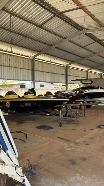 Bass Boat Amarelo de Alta Velocidade no Hangar