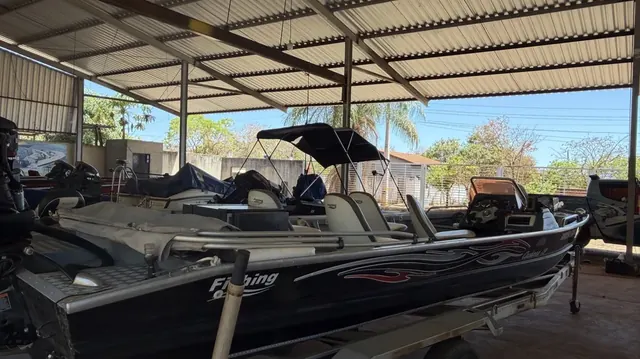 Bass Boat de Pesca Esportiva no Galpão Ouro Náutica