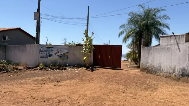 Entrada com Palmeiras e Rampa Direta para o Lago