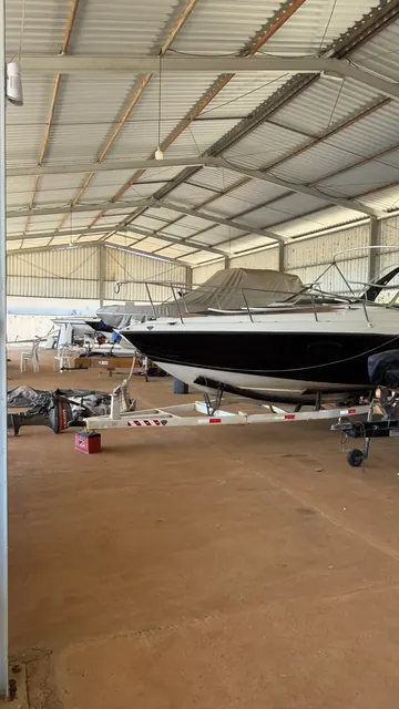 Lancha de Passeio Acomodada no Hangar Coberto