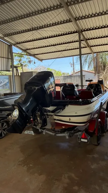 Motor Mercury de Alta Potência em Bass Boat Esportivo