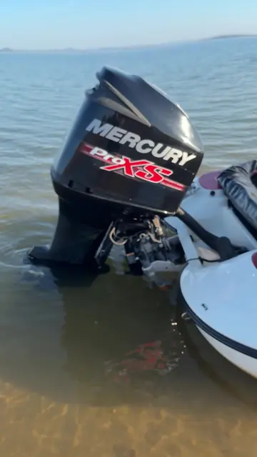 Motor Mercury Pro XS Purrando em Funcionamento Suave